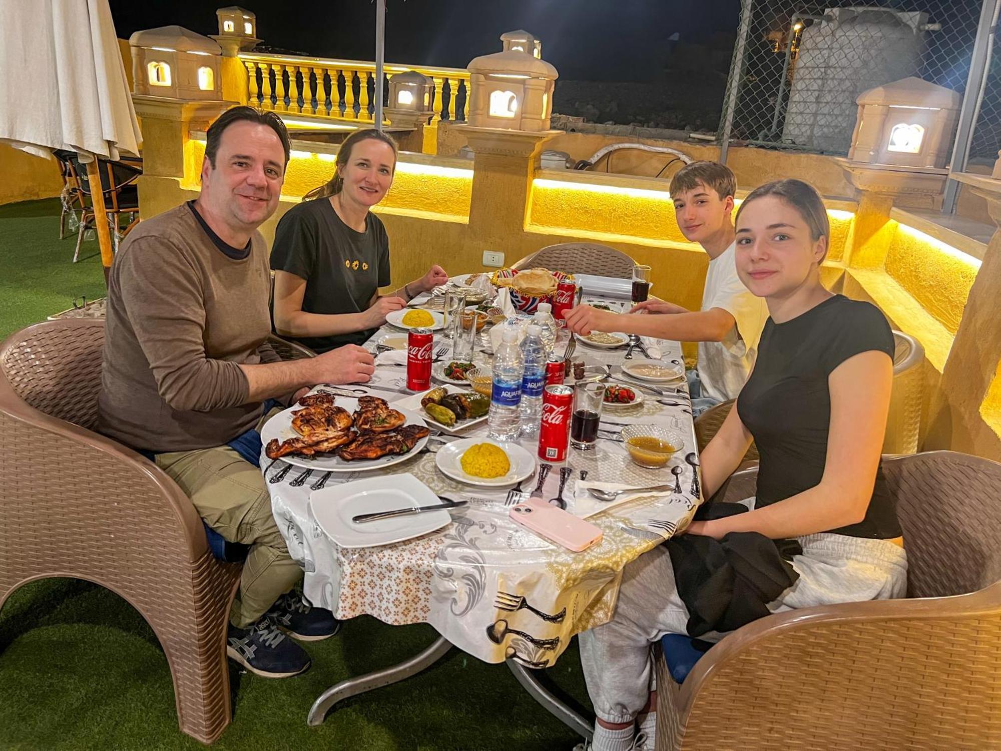 Sidi Hamad Pyramids View Hotel Kafret el-Gabal Kültér fotó